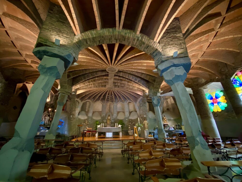 おもしろわかる！世界遺産ユニバーシティ アントニ・ガウディの作品群（サグラダ・ファミリア、他） コロニア・グエル教会の地下聖堂（Cripta de la Colonia Guell）